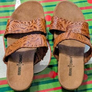 Minnetonka Women's Bertie Wedge Brown Stamped Pattern